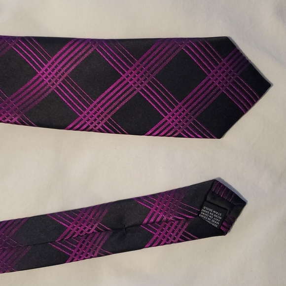 Men's black with purple pattern Van Heusen tie - Picture 2 of 4